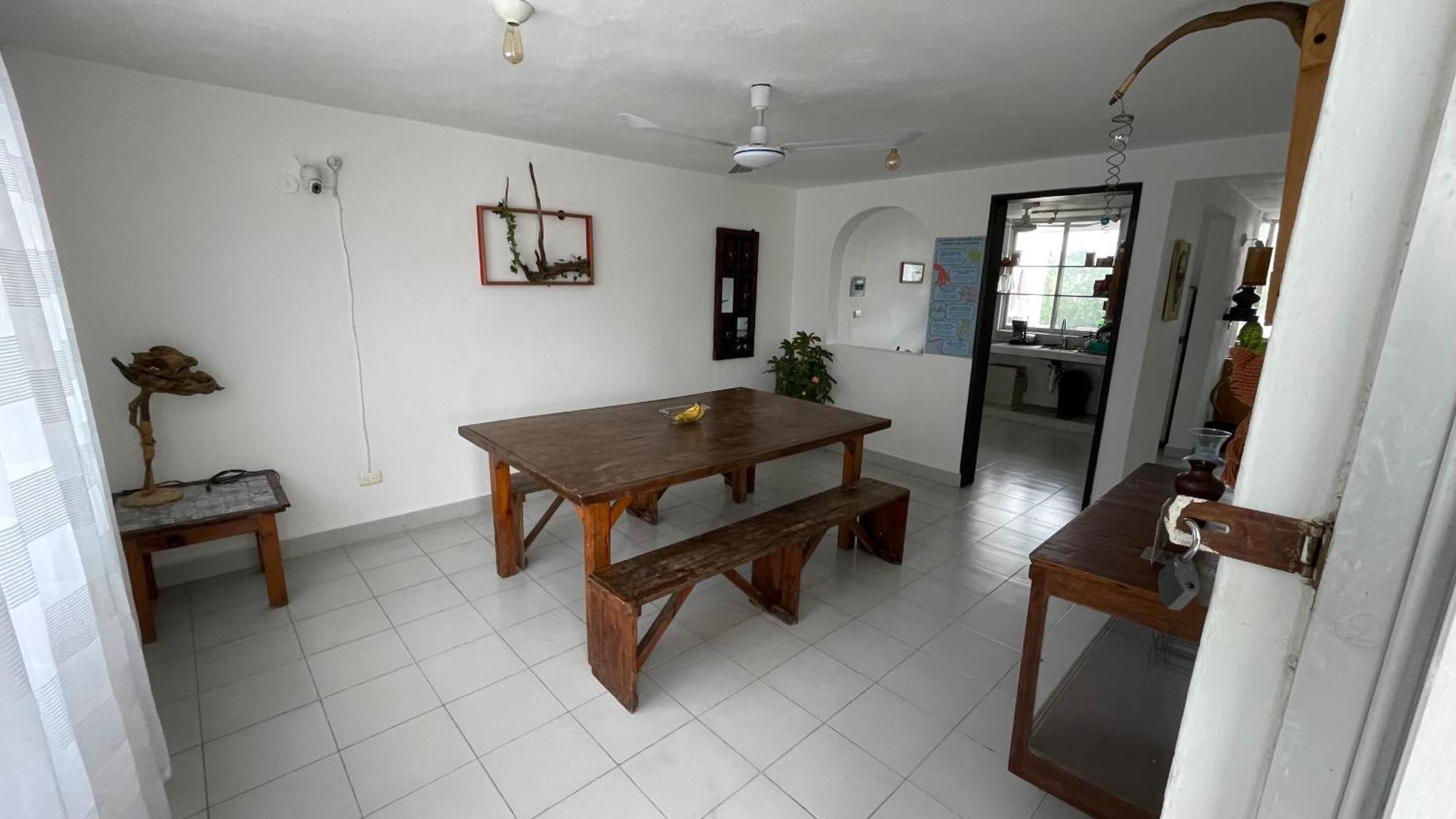 Lit Simple dans Dortoir Mixte